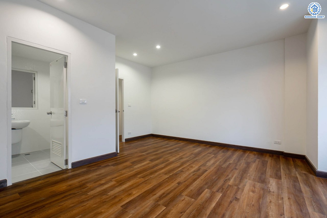 บ้านมือสองตกแต่งใหม่ ม.ไชน่าทาวน์ รามอินทรา เนื้อที่ 21 ตร.ว. ฟังก์ชัน 3 ห้องนอน 3 ห้องน้ำ จอดรถได้ 1 คัน สภาพแวดล้อมเยี่ยม เชื่อมต่อ ถ.ลาดปลาเค้า, ถ.เกษตร-นวมินทร์, ถ.รามอินทรา รถไฟฟ้าสายสีเขียว "สถานีเสนานิคม" และทางด่วน "ฉลองรัช"